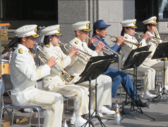 演奏をする消防音楽隊の写真