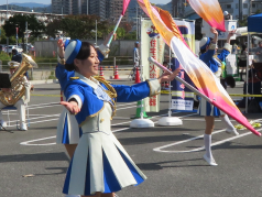 演技をするカラーガード隊の写真