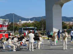 演奏をする消防音楽隊の写真
