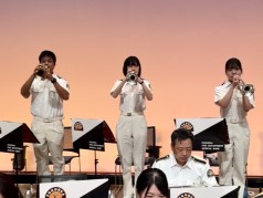 演奏をする消防音楽隊の写真