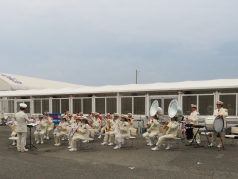 演奏をする消防音楽隊の写真