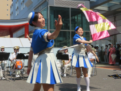演技をするカラーガード隊員の写真