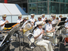 演技をする消防音楽隊の写真