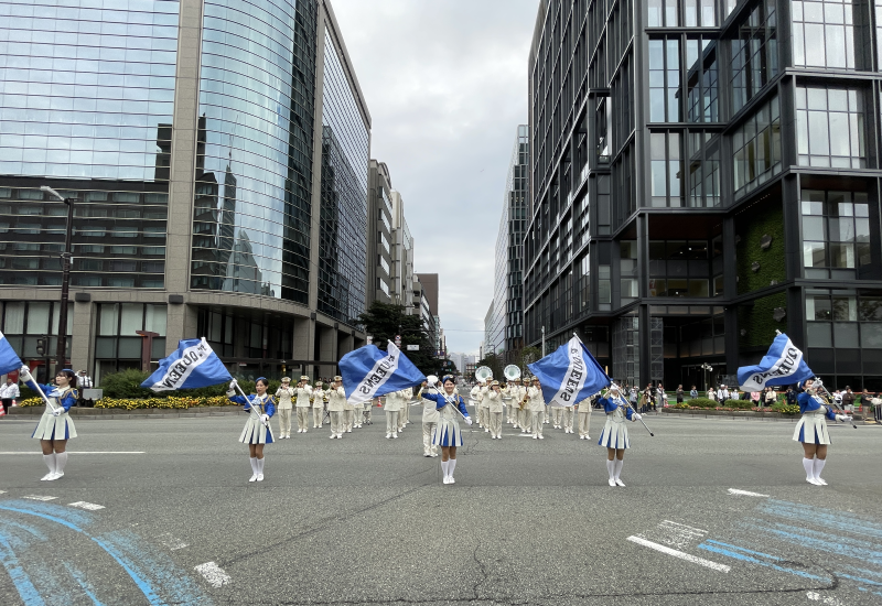演奏・演技をする消防音楽隊の写真