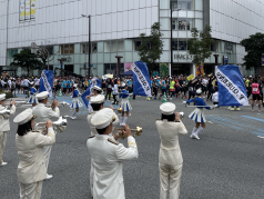 演奏・演技をする消防音楽隊の写真