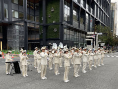 演奏をする消防音楽隊の写真
