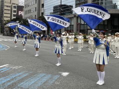 演奏・演技をする消防音楽隊の写真