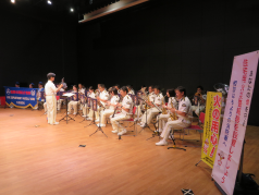 演奏をする消防音楽隊の写真