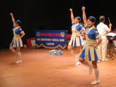 演技をするカラーガード隊の写真