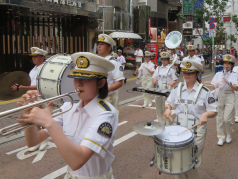 パレード演奏をする消防音楽隊の写真