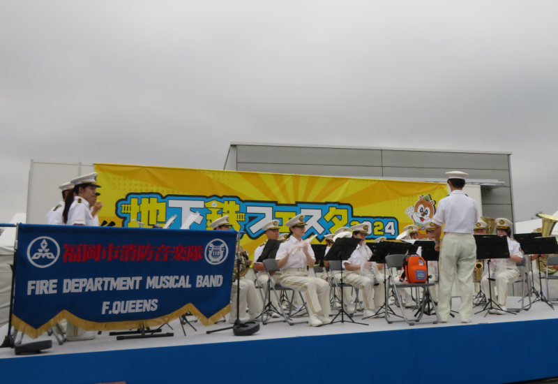 演奏をする消防音楽隊の写真