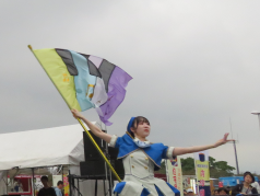 演技をするカラーガード隊の写真