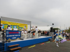 演奏、演技をする消防音楽隊の写真