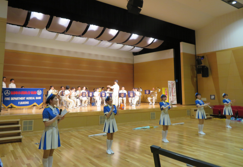 演奏・演技をする消防音楽隊の写真