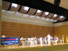 演奏をする消防音楽隊の写真