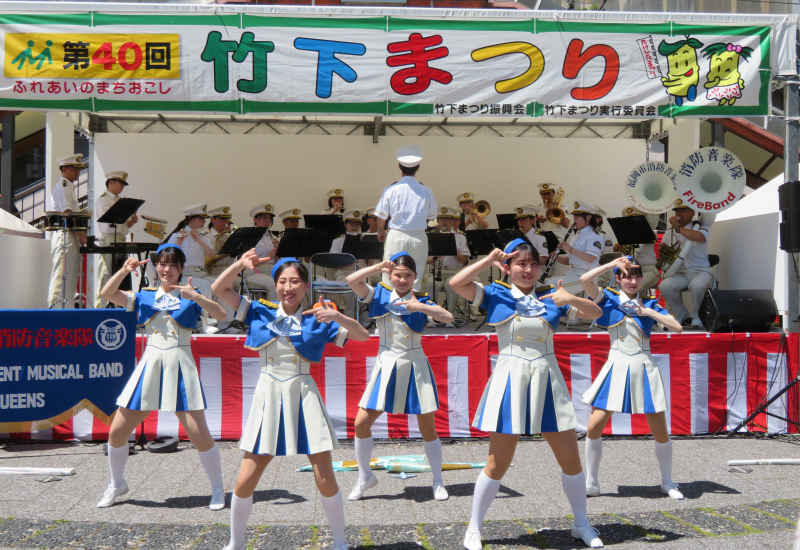 ステージ演奏・演技をする消防音楽隊の写真