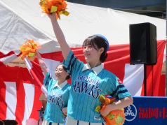 演技をするカラーガード隊員の写真