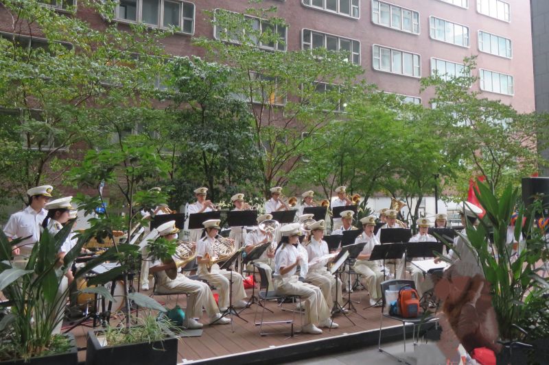 ふくぎん本店広場で演奏をする福岡市消防音楽隊の写真