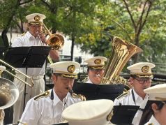 ふくぎん本店広場で演奏をする福岡市消防音楽隊の写真