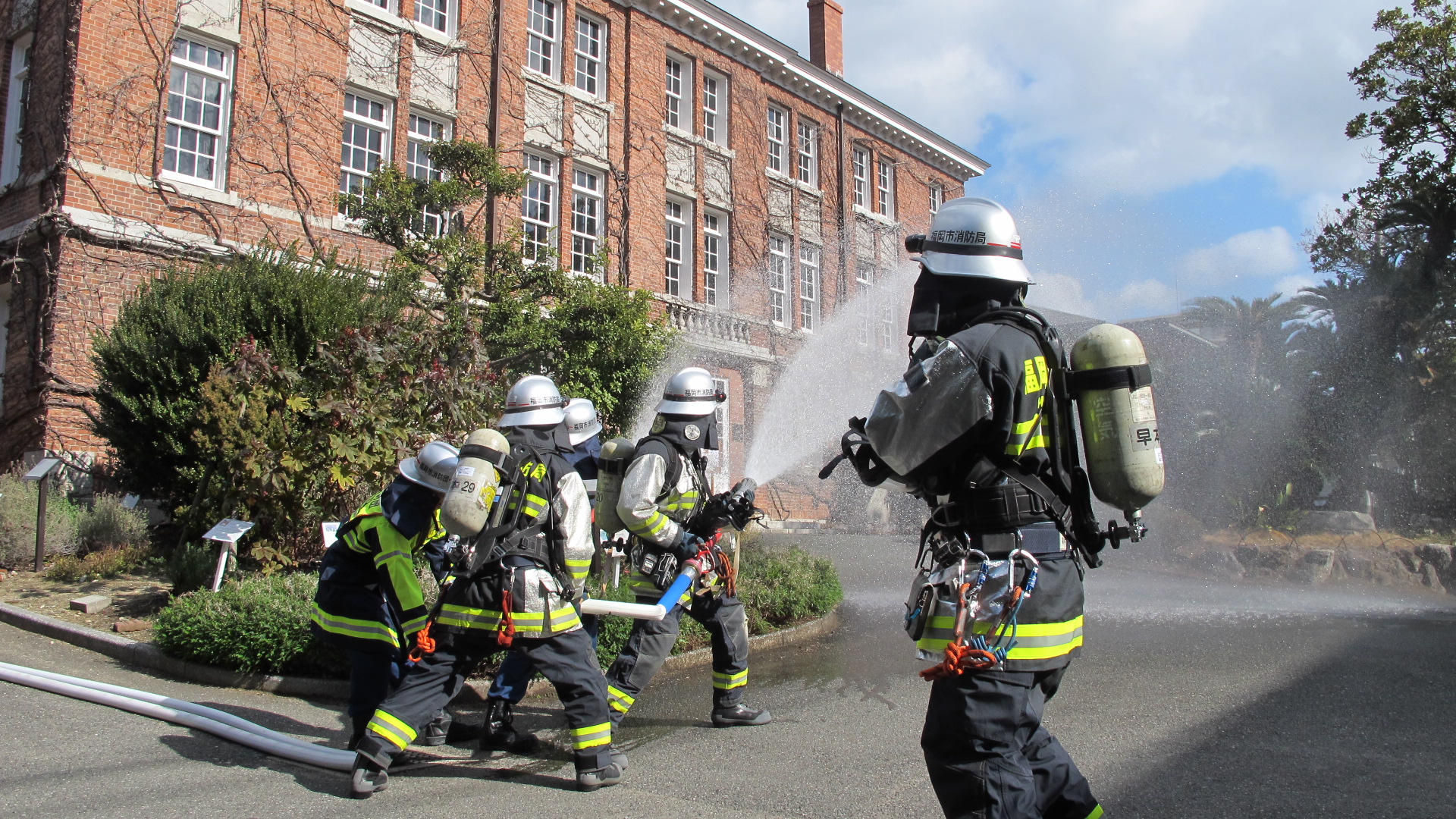 西南学院大学博物館ドージャー記念館前での消防訓練の様子